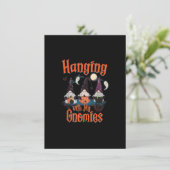 Invitation Hanging With My Gnomies Funny Gnome Halloween Cost (Debout devant)