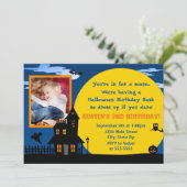 Invitation hantée d'anniversaire de Halloween de (Debout devant)