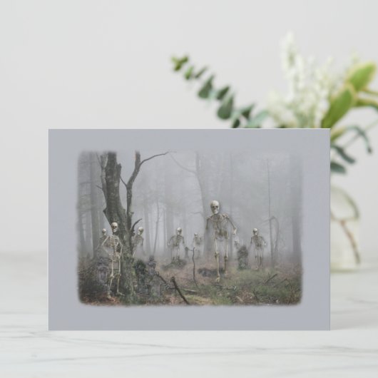 Invitation hantée par le cimetière (Debout devant)