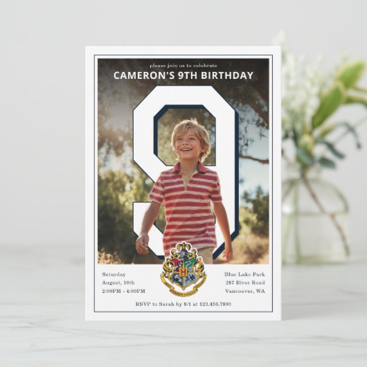 Invitation Harry Potter | Hogwarts Crest PhotoPop Birthday (Debout devant)