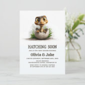 Invitation Hatching Soon Adorable Dinosaur Baby Shower (Debout devant)