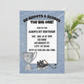 Invitation He Shoots, Scores The Big One, Hockey 1st Birthday (Debout devant)