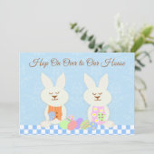Invitation heureuse de déjeuner de lapins de (Debout devant)