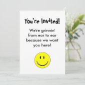 Invitation heureuse de visage (Debout devant)