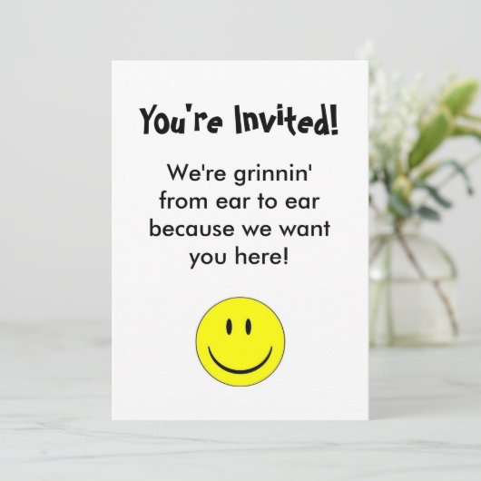 Invitation heureuse de visage (Debout devant)