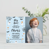 Invitation Hey Boo, invitación de Halloween azul con foto (Debout devant)