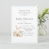 Invitation Hippity Hop Bunny Bleu Baby shower moderne (Debout devant)