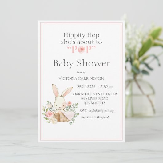 Invitation Hippity Hop Bunny rose Baby shower moderne (Debout devant)