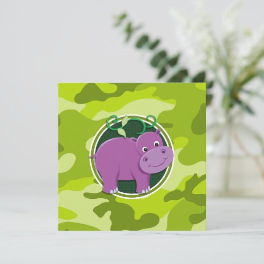 Invitation Hippo mignon ; camo vert vif, camouflage (Debout devant)
