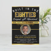 Invitation Hommes Anniversaire drôle Construit dans les année (Debout devant)