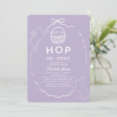 Invitation Hop on Over Lavender Bow Bunny Baby Shower (Debout devant)