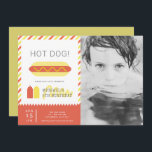 Invitation HOT DOG! Photo moderne Red & Yellow Kids Anniversa<br><div class="desc">Ce "Hot Dog" simple et moderne ! " l'invitation photo d'anniversaire pour enfant comprend un hot dog, des bouteilles de ketchap et de moutarde sur un arrière - plan blanc encadré de rayures diagonales rouges et jaunes. L'envers est orné d'un arrière - plan jaune moutarde. Personnalisez-vous pour répondre à vos...</div>