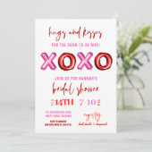 Invitation Hugs et baisers XOXO Fête des mariées bulle (Debout devant)