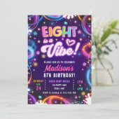 Invitation Huit est une Vibe 8ème Retro Neon Fille Lumineuse  (Debout devant)