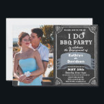 Invitation I DO Fiançailles 4 photo Black Chalkboard BBQ Part<br><div class="desc">I DO Fiançailles 4 Photo Black Chalkboard BBQ Party Invitation Card. Célébrez votre événement spécial avec cette belle carte d'invitation. Tous les textes sont pré-arrangés pour que vous personnalisiez facilement et rapidement avec vos propres détails.</div>