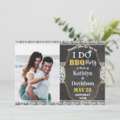 Invitation I DO Fiançailles Photo Elegant Lace Chalkboard BBQ (Debout devant)