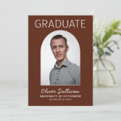 Invitation Il L'A Fait Photo Burgundy Graduation (Debout devant)