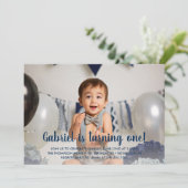 Invitation Il tourne une photo d'anniversaire d'un garçon de  (Debout devant)