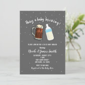 Invitation Il y a un bébé brassant des tasses à bière pour la (Debout devant)