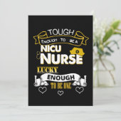 Invitation Infirmière Cute NICU Soins néonatals Préémentiels  (Debout devant)