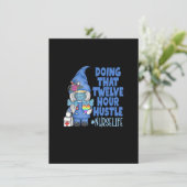 Invitation Infirmière de vie faisant ce gnome de douze heures (Debout devant)