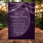 Invitation Initiales de l'arbre rustique pourpre Lecture de l<br><div class="desc">Invitation vos proches à votre dîner de répétition avec cette invitation enchanteresse. Doté d'une silhouette d'arbre rustique ornée de lumières scintillantes et personnalisée avec les initiales du couple, cette invitation donne le ton d'un rassemblement chaleureux et intime. Le cadre romantique et violet ajoute une touche d'élégance et de fantaisie, parfait...</div>