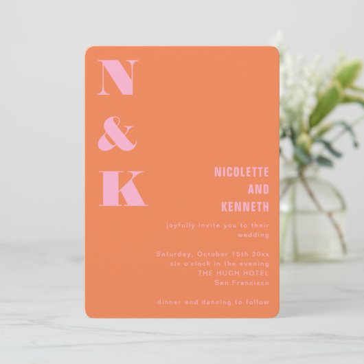 Invitation Initiales de monogramme de mariage rose orange mod (Debout devant)
