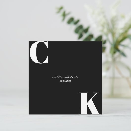 Invitation Initiales en noir et blanc Enregistrer la date (Debout devant)