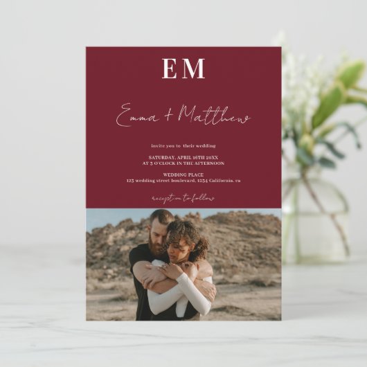 Invitation Initiales rouge bordeaux simple 2 photos qr mariag (Debout devant)