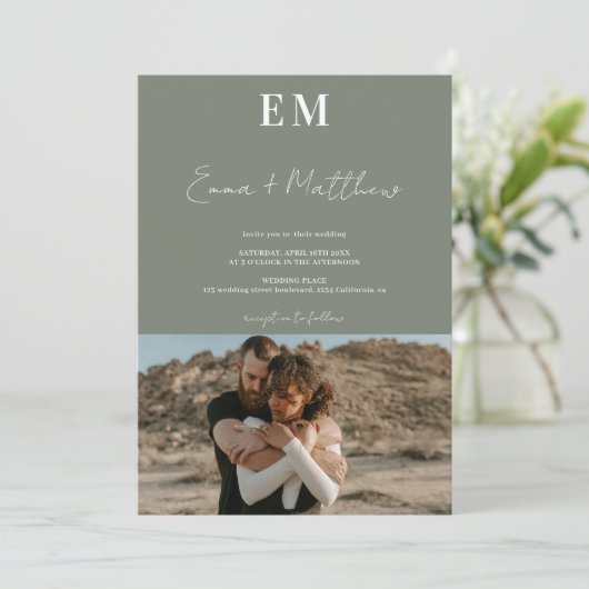 Invitation Initiales sauge vert simple 2 photos qr mariage (Debout devant)