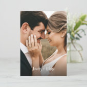 Invitation Initiales simples Sage de script Mariage photo ver (Debout devant)