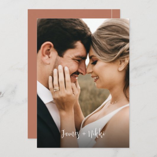 Invitation Initiales simples Script Terracotta Mariage photo (Devant / Derrière)