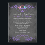 Invitation Inséparables Whimsical, Mariage Chalkboard - Viole<br><div class="desc">Ce faire-part de mariage en damier gris et blanc amusant et fantaisiste présente une paire d'oiseaux d'amour dans les tons rose et orange et bleu et vert avec un coeur rose chaud entre eux. Il y a une paire de parchemins violets ornés de fantaisie assortis avec un arrière - plan...</div>