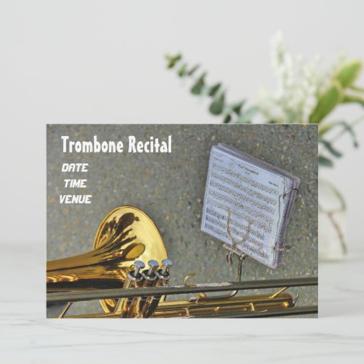 Invitation Instrument en laiton de Trombone Considérant (Debout devant)