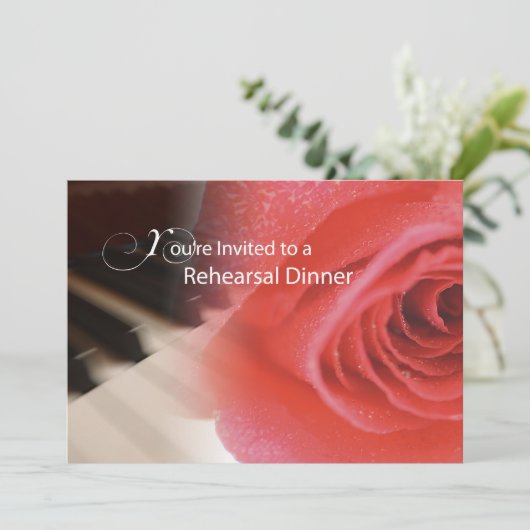 Invitation Invitation, Dîner de répétition, Piano Rose Annive (Debout devant)