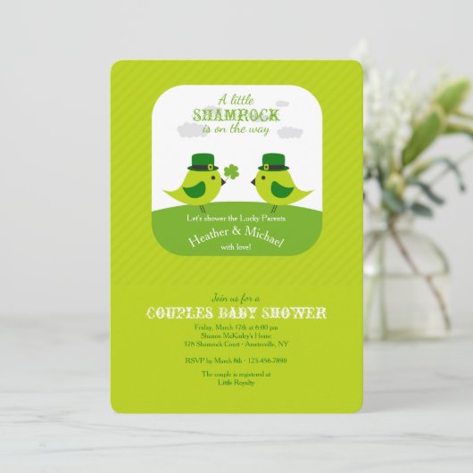 Invitation irlandaise de douche d'inséparables (Debout devant)