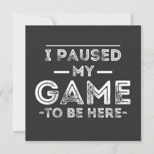 Invitation J'ai suspendu mon jeu pour être ici Graphic Sarcas