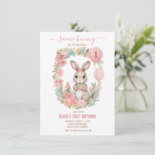 Invitation Jardin de fleurs roses Un lapin est en train de to (Debout devant)