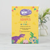 Invitation Jaune 1er Anniversaire Dinosaure vert & pourpre (Debout devant)