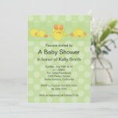 Invitation jaune de baby shower de canard (Debout devant)