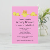 Invitation jaune de baby shower de canard (Debout devant)
