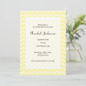 Invitation jaune de baby shower de Chevron (Debout devant)