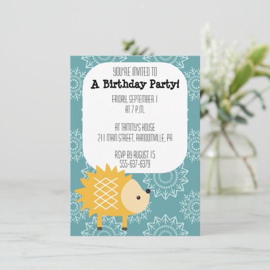 Invitation jaune mignonne de partie de hérisson (Debout devant)