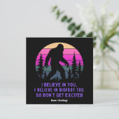 Invitation Je crois en Bigfoot ne deviens pas trop excité drô (Debout devant)