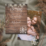 Invitation Je fais BBQ Mason Jars Rustic Photo Fiançailles<br><div class="desc">De jolis lampes à cordes et des jarres de maçon décorent vos détails spéciaux de fête de fiançailles,  dans une élégante typographie sur un arrière - plan rustique en bois. Le verso présente votre photo spéciale. Conçu par Thisisnotme©</div>