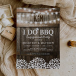 Invitation Je FAIS BBQ Rustic Engagement Party Babys Respirat<br><div class="desc">Invitations rustiques "I DO BBQ" couple de fiançailles mettant en vedette un arrière - plan de tonneau en bois de grange de pays, des lumières à cordes scintillantes, des fleurs à haleine pour bébés, anneau fiançailles mariage, votre monogramme et un modèle de célébration de douche en couple qui est facile...</div>