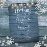 Invitation Je fais BBQ Rustic Wood String Fiançailles<br><div class="desc">De jolies lampes à cordes décorent vos détails spéciaux de fête de fiançailles ensemble dans une élégante typographie sur un arrière - plan en bois rustique bleu. Conçu par Thisisnotme©</div>