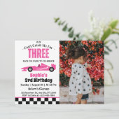 Invitation Je ne peux pas m'attraper Pink Race Car Girl 3e an (Debout devant)