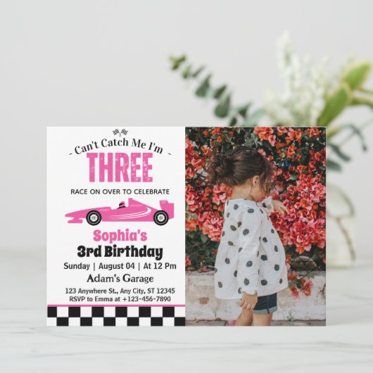 Invitation Je ne peux pas m'attraper Pink Race Car Girl 3e an (Debout devant)