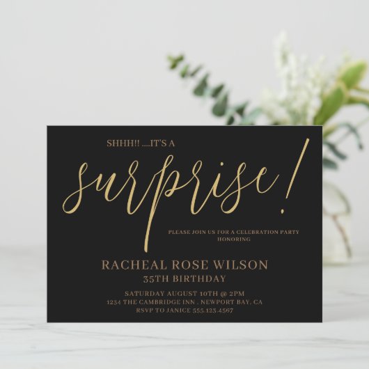 Invitation Jeu d'Anniversaire Noir moderne Script Surprise (Debout devant)
